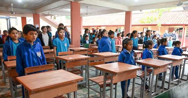 La Nación / Destacan comodidad de los pupitres entregados a la Escuela Elisa Lynch
