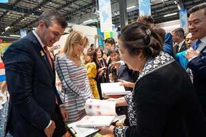 Pe帽a presenta fortalezas econ贸micas de Paraguay en la Expo Osaka 2025
