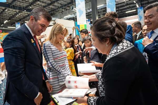 Pe帽a presenta fortalezas econ贸micas de Paraguay en la Expo Osaka 2025