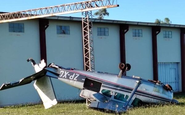 ¡Increíble! Avioneta quedó “patas arriba” a causa del temporal