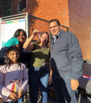 Más familias que vivían en zonas de riesgo acceden a viviendas sostenibles en barrio Chacarita Alta - .::Agencia IP::.