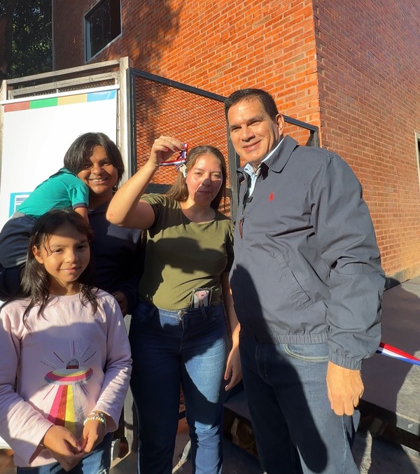 Más familias que vivían en zonas de riesgo acceden a viviendas sostenibles en barrio Chacarita Alta - .::Agencia IP::.