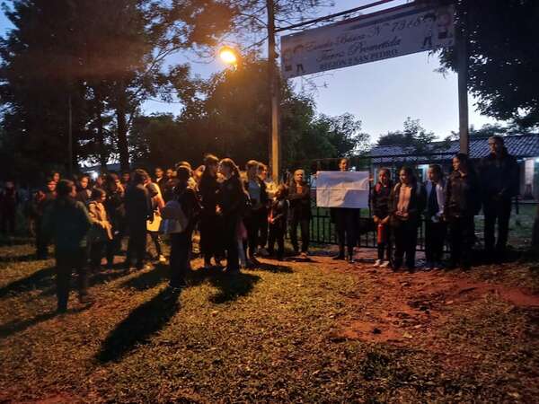 Comunidad educativa de Nueva Germania toma escuela ante desinterés del MEC - Nacionales - ABC Color