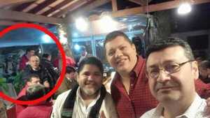 El contralor aparece en cenas coloradas y oposición dice que comienza a "dar miedo"
