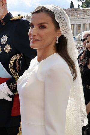 ¿Quiénes son las cuatro mujeres que vistieron de blanco ante León XIV en la misa de inicio de su pontificado? - Gente - ABC Color