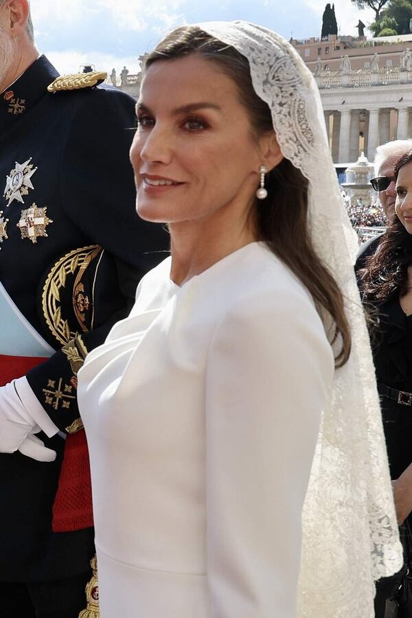 ¿Quiénes son las cuatro mujeres que vistieron de blanco ante León XIV en la misa de inicio de su pontificado? - Gente - ABC Color