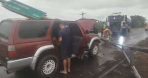 La Nación / Familia queda sin elemento de trabajo tras caída de cartel sobre su camioneta durante la tormenta