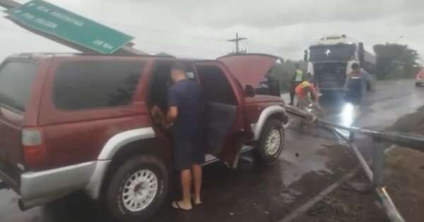 La Nación / Familia queda sin elemento de trabajo tras caída de cartel sobre su camioneta durante la tormenta