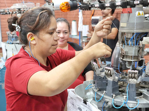 Un grupo de egresados del SNPP trabajará en fábrica textil - La Clave