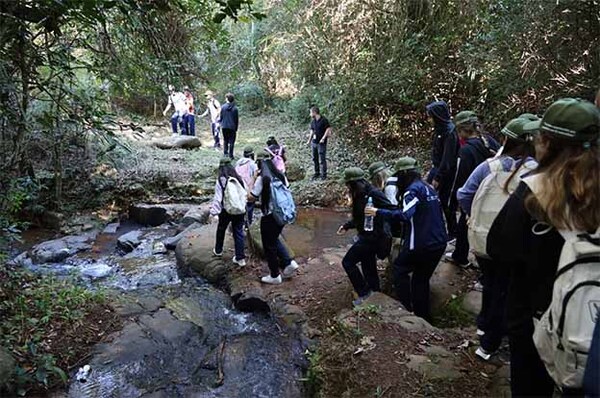 Estudiantes participaron en jornada ambiental organizada por Itaipú en el arroyo Ju’i Rupa | DIARIO PRIMERA PLANA