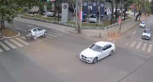 Video: auto de Bolt vuelca tras accidente en Mariscal López  - Nacionales - ABC Color