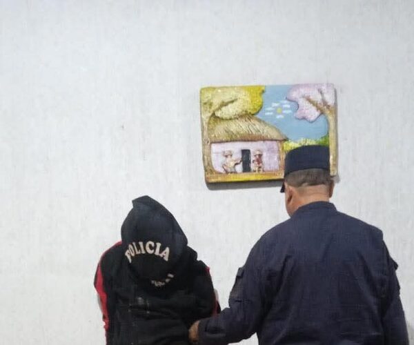 Con un machete amenazó a su vecina por defender a su doña embarazada