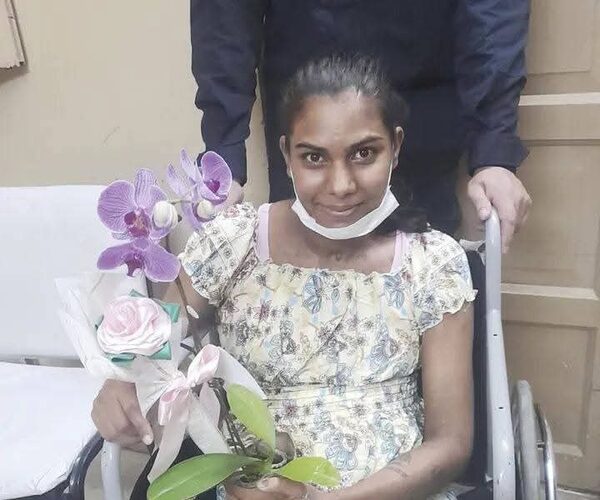 Con caravana, bocinazos y flores recibieron a víctima de intento de feminicidio