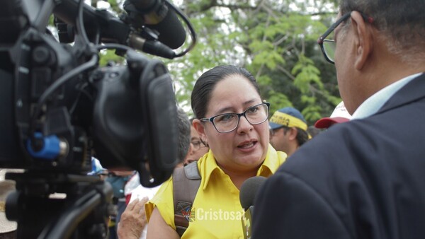 Detienen a defensora de derechos humanos, Ruth López, en El Salvador acusada de peculado