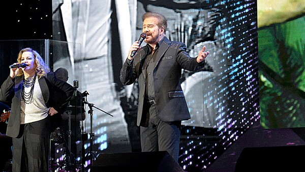 El dúo Pimpinela le cantó al amor en Paraguay