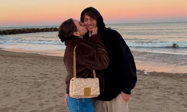 Mientras se define su futuro, el albirrojo Matías Galarza se pasea con su novia por Mardel