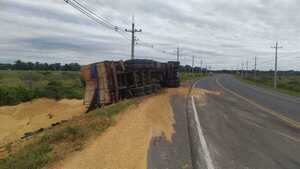 Camión que transportaba cascarilla de arroz vuelca en Ñeembucú