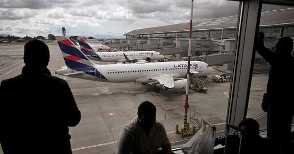 La Nación / Venezuela suspende vuelos con Colombia por temor a presuntos “mercenarios”