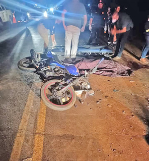 Motociclista muere al chocar contra el acoplado de un tractor en Tavapy - La Clave