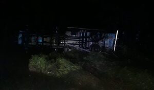 Camión vuelca en Yguazú