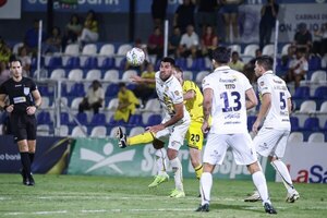 Versus / Julio Cáceres debuta al frente de Luqueño ante el peligroso Deportivo Recoleta