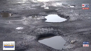 Peligrosa “calle de baches” con agua servida en Mariano Roque Alonso