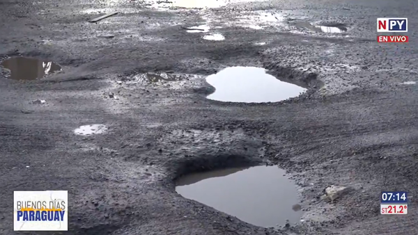 Peligrosa “calle de baches” con agua servida en Mariano Roque Alonso