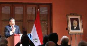 La Nación / Cartes instó a seguir enarbolando la bandera de Bernardino Caballero