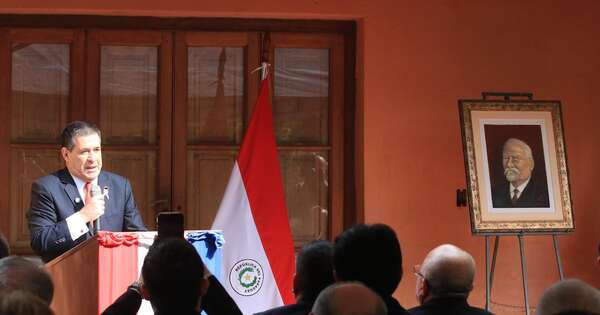 La Nación / Cartes instó a seguir enarbolando la bandera de Bernardino Caballero