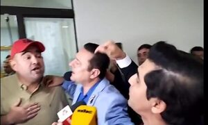 (Video) ¡Qué vergüenza! Diputados casi se moquetean tras amenaza de “ventilar chats con señorita”