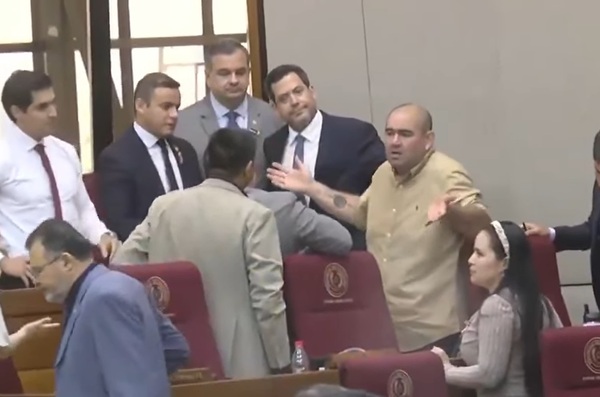 Suspenden sesión en Diputados por incidentes con Jatar Fernández