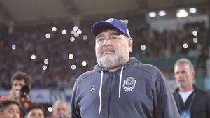 Fiscalía pide suspensión del juicio de Maradona