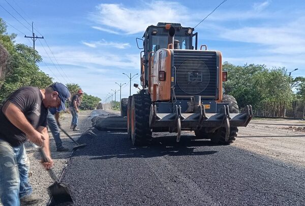 Mejoran la seguridad vial con trabajos de regularización asfáltica en Villa Hayes - .::Agencia IP::.