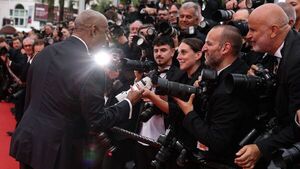 Encontronazo entre Denzel Washington y un fotógrafo en la alfombra roja de Cannes