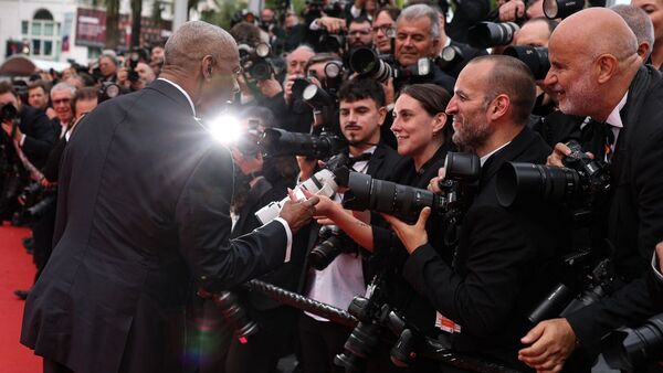 Encontronazo entre Denzel Washington y un fotógrafo en la alfombra roja de Cannes