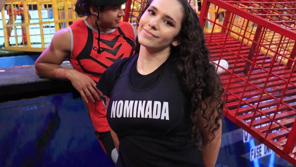 Daniela se viste con la casaca negra