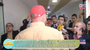 Bochorno: Se desafían a moquete en pasillo de Diputados