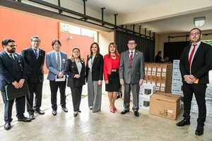 Itaipú entregó lote de equipos informáticos a la Dirección General de Registros Públicos | DIARIO PRIMERA PLANA