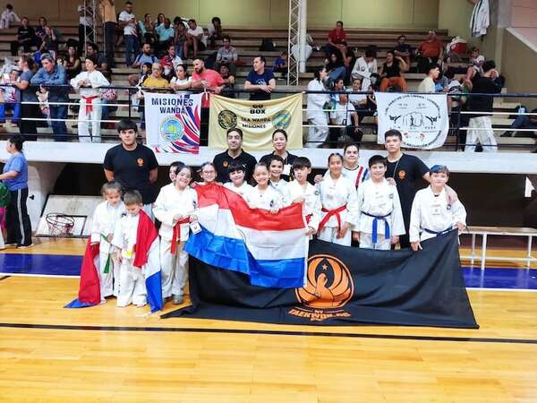 Taekwondo: Podio tricolor en Puerto Iguazú - Polideportivo - ABC Color