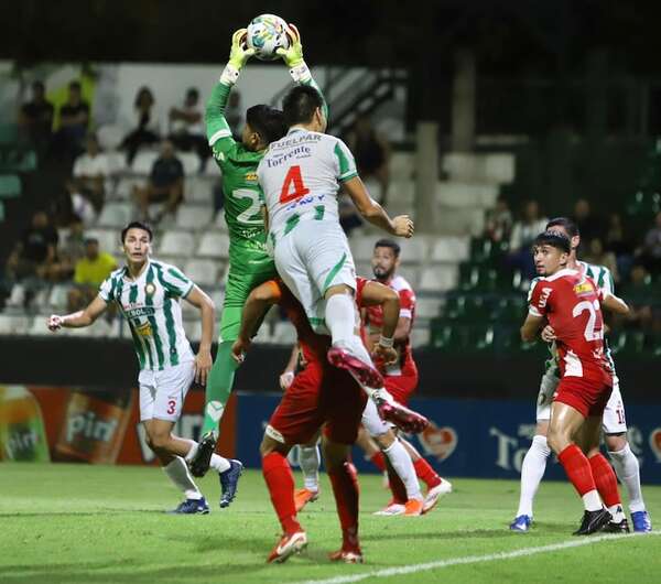 Rubio Ñu se hace uno de los tres escoltas del puntero capiateño - Fútbol de Intermedia - ABC Color