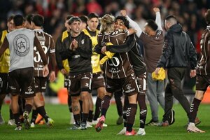 Versus / Platense silencia el Monumental con descomunal actuación paraguaya