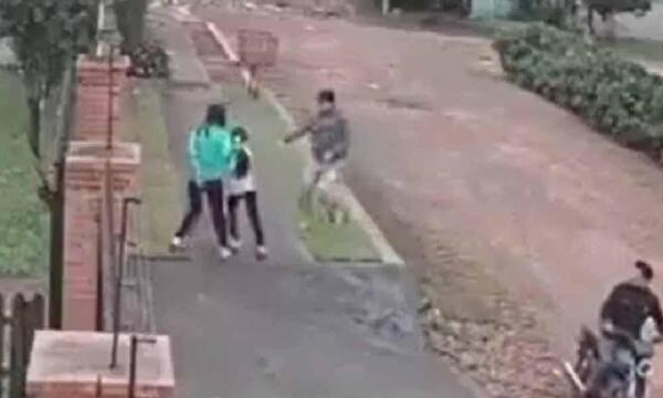 Joven lanza su celular a una casa tras ser atacada por motochorros – Prensa 5