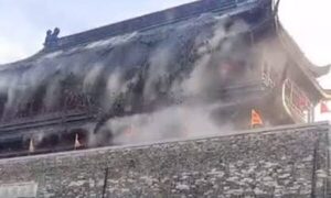 (Video) Turistas presencian el colapso de una joya arquitectónica de la dinastía Ming