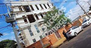 Diario HOY | Obreros caen de una obra en construcción y resultan con lesiones