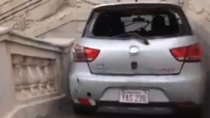 Tras discutir con otro conductor, intentó huir y cayó en la escalinata Antequera