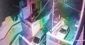 La Nación / Un auto cayó en la escalinata de Antequera