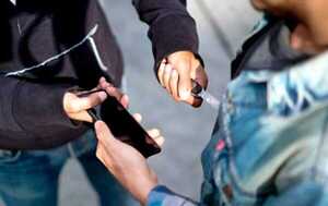 Violento asalto a joven en Pacú Cuá: fue arrojada al asfalto y despojada de su cartera