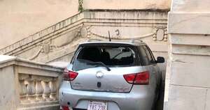 Diario HOY | Huyó tras protagonizar choque y cayó con su vehículo en la Escalinata Antequera