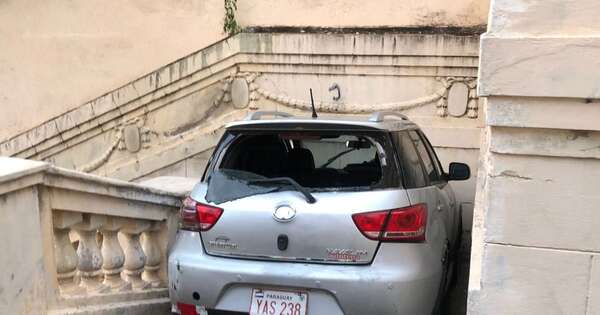 Diario HOY | Huyó tras protagonizar choque y cayó con su vehículo en la Escalinata Antequera
