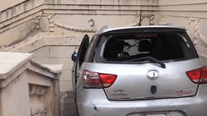 Conductor queda atrapado en escalinata Manuel Domínguez tras huir de un altercado